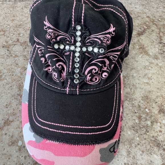 Camo Accessories - CAMO CLUB WOMENS BASEBALL HAT EXCELLENT CONDITION WITH SECURE VELCRO CLOSURE